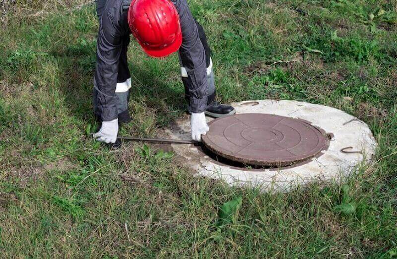 plumber opens Septic Tank
