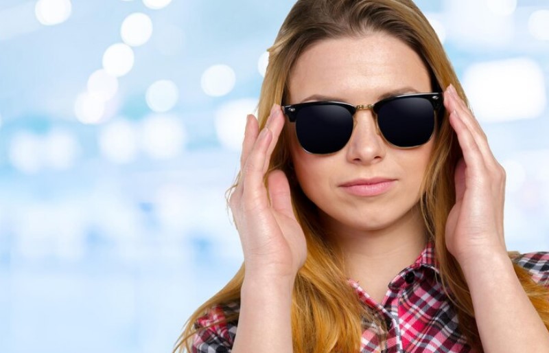 Woman wear black glasses