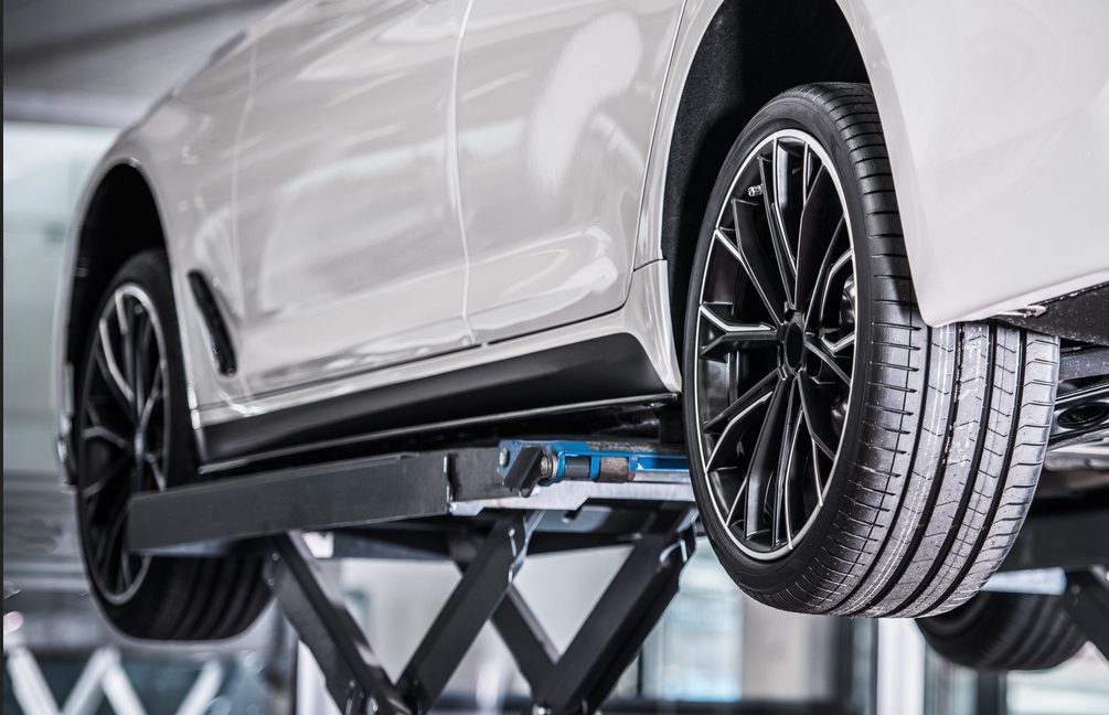 How to Choose the Right Automotive Lift for Car Repairs