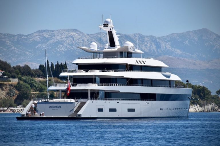 difference between yacht and superyacht