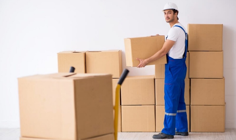 man hand holding box