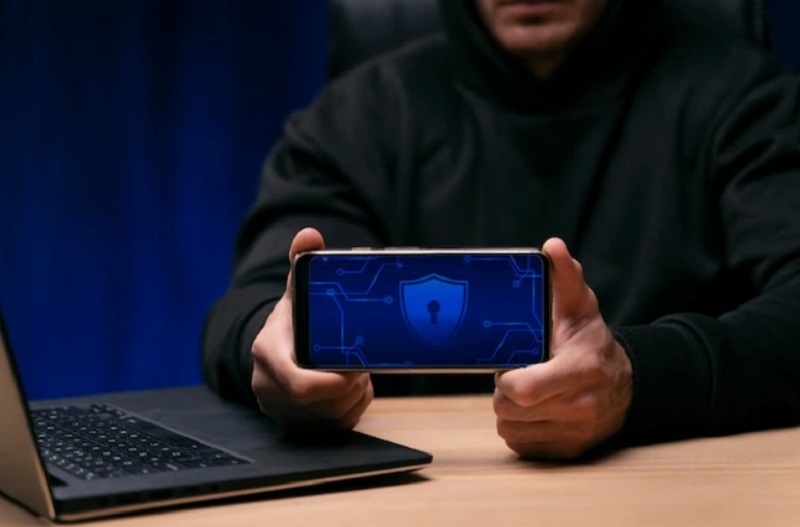 man hand holding cellphone