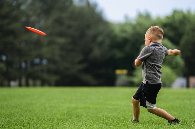 teen boy playing disc golf