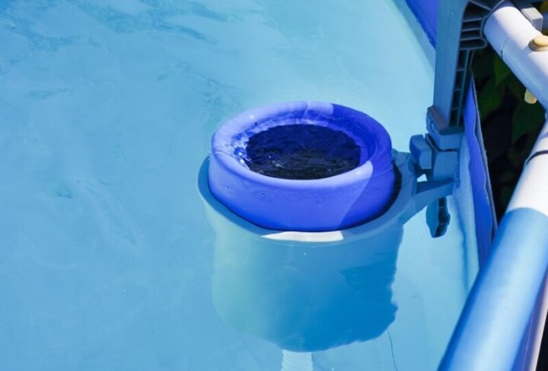 blue-skimmer-cleaning-pool