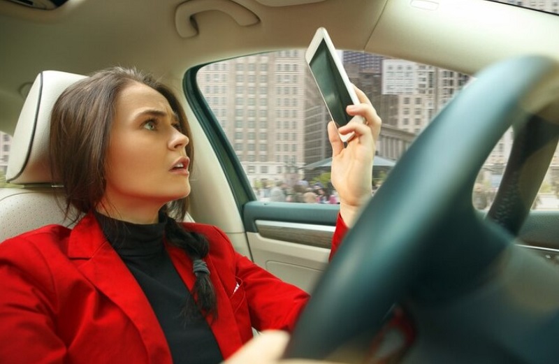 girl-using-mobile-during-driving