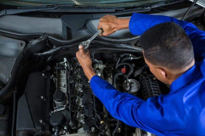 mechanic-fix-the-car