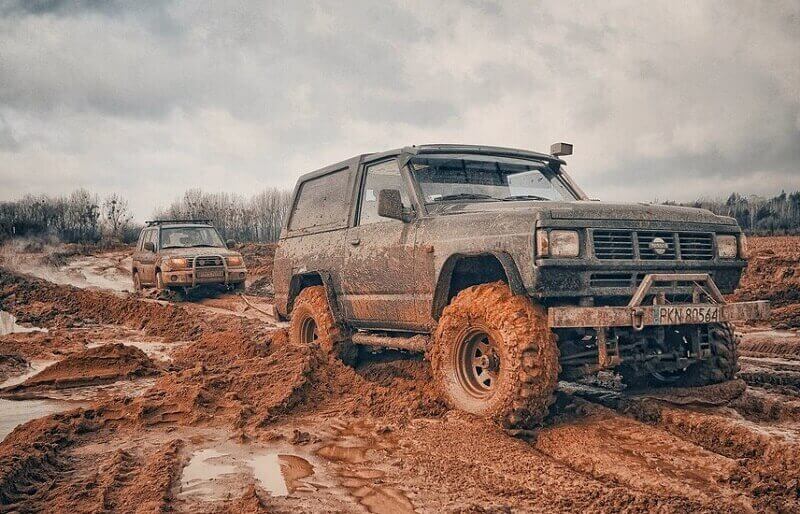 offroad-vehicles-in-mud