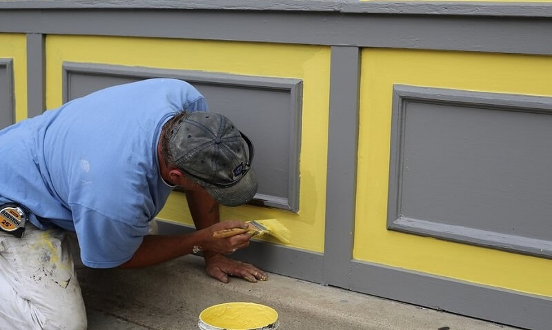 painter-paints-the-wall