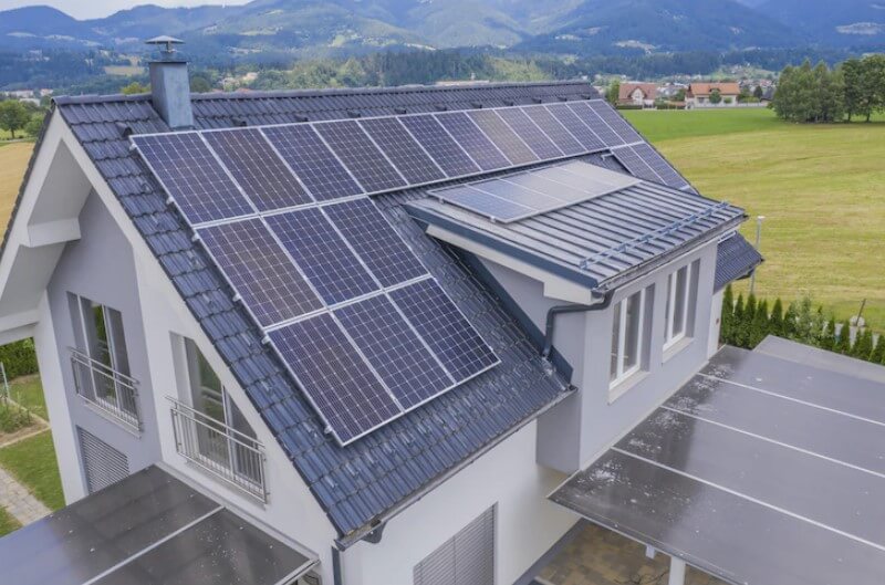 solar-pannel-on-roof-of-house

