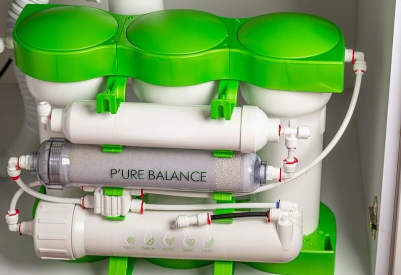 water-filter-iin-white-and-parrot-color